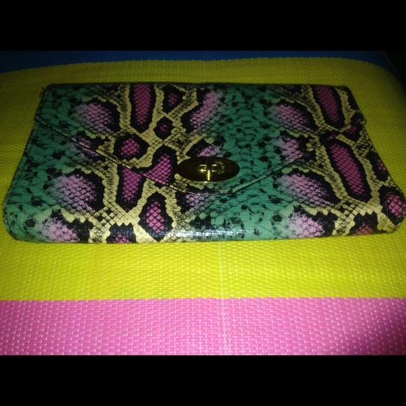 H&M Handbags - H&M CLUTCH.  LARGE💕